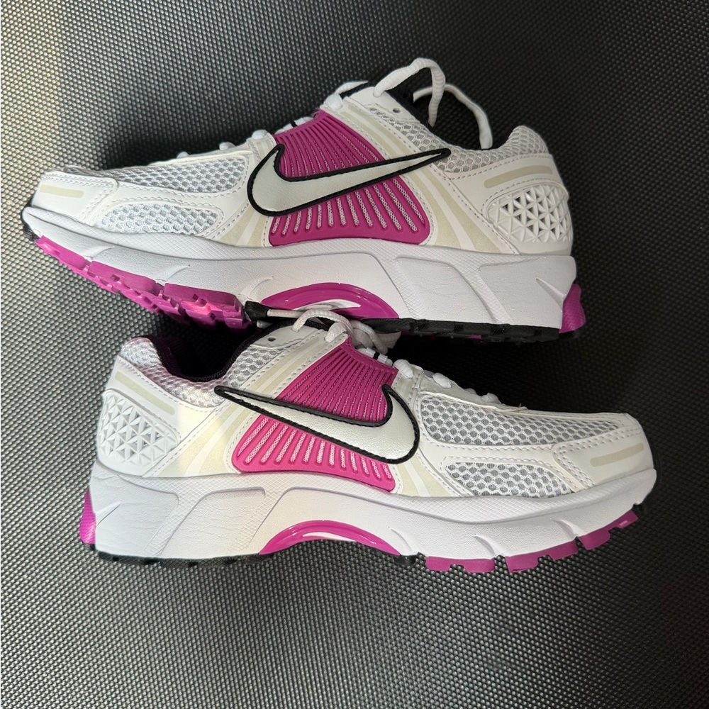 NWOT Nike Zoom Vomero 5 Hot Fuchsia White Pure Platinum Women’s Size 7